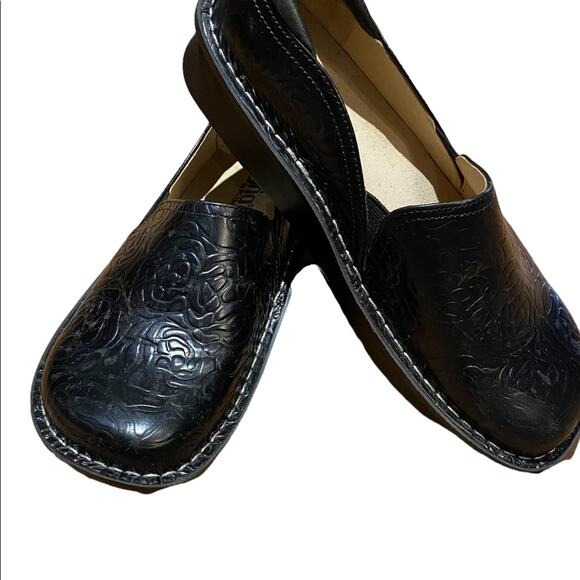 Alegria Womens Size 38 (7) Black Tooled Leather Slip On Shoes - Picture 2 of 9